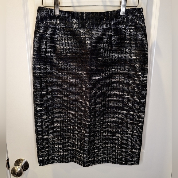 Banana Republic black textured pencil skirt blue and white threading size small - Picture 6 of 7